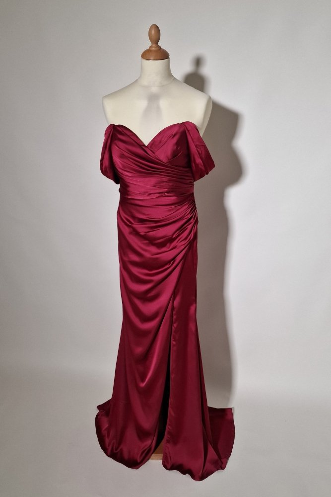 Große Größen Satin - Abendkleid mit Schnürung, Raffungen und Schlitz, dunkelrot - Dein Kleiderladen