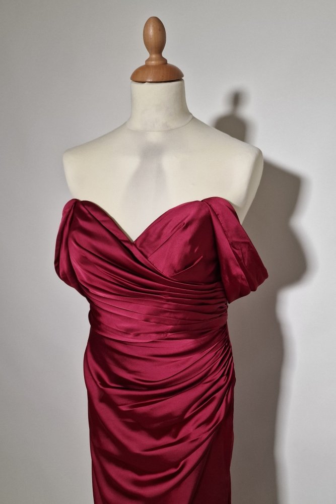 Große Größen Satin - Abendkleid mit Schnürung, Raffungen und Schlitz, dunkelrot - Dein Kleiderladen