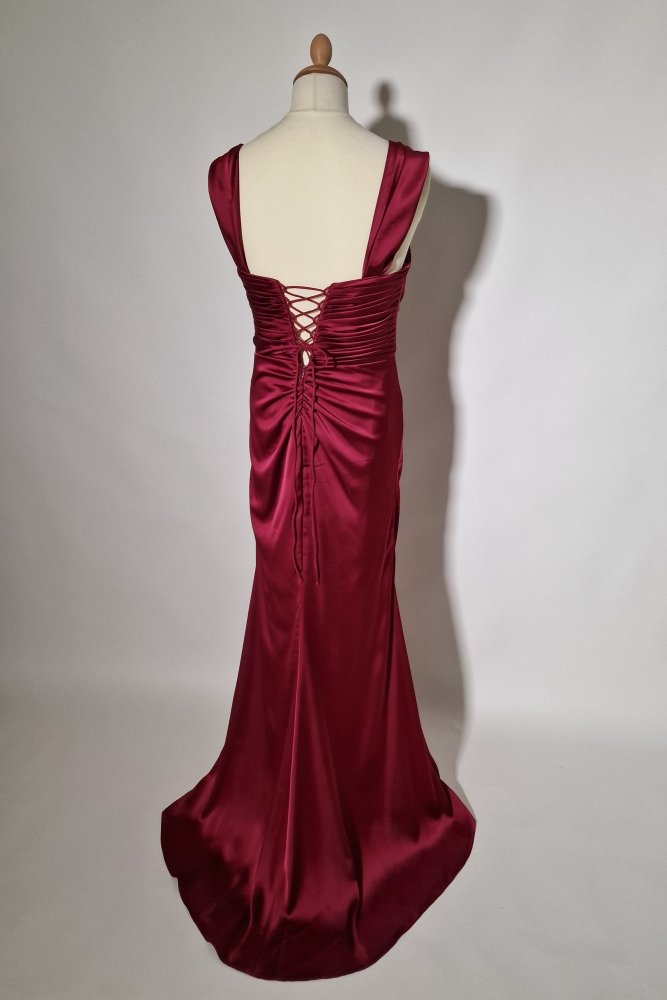Große Größen Satin - Abendkleid mit Schnürung, Raffungen und Schlitz, dunkelrot - Dein Kleiderladen