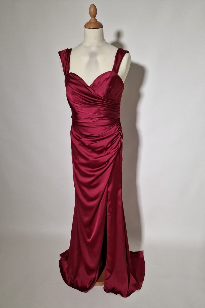 Große Größen Satin - Abendkleid mit Schnürung, Raffungen und Schlitz, dunkelrot - Dein Kleiderladen