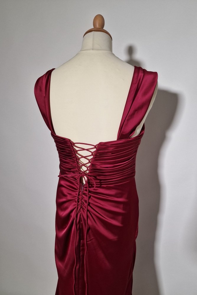 Große Größen Satin - Abendkleid mit Schnürung, Raffungen und Schlitz, dunkelrot - Dein Kleiderladen