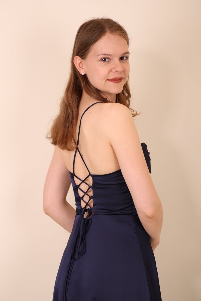 Langes Satin-Abendkleid mit Schlitz und Schnürung, dunkelblau - Dein Kleiderladen