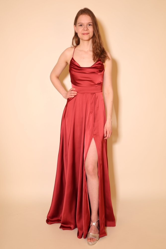 Langes Satin - Abendkleid mit Schlitz und Schnürung, kaminrot - Dein Kleiderladen
