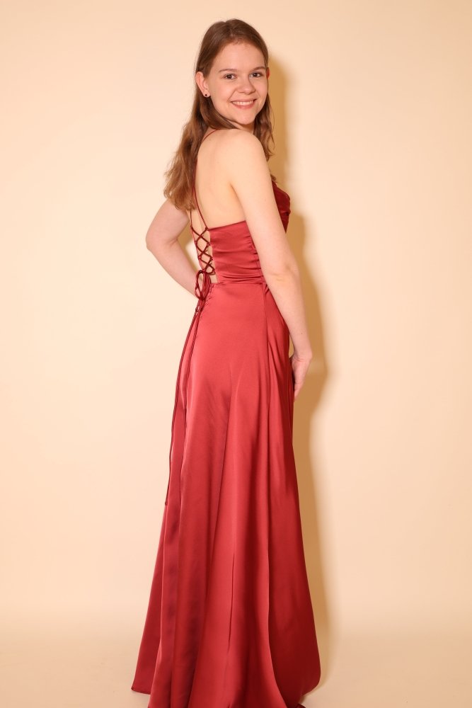 Langes Satin - Abendkleid mit Schlitz und Schnürung, kaminrot - Dein Kleiderladen
