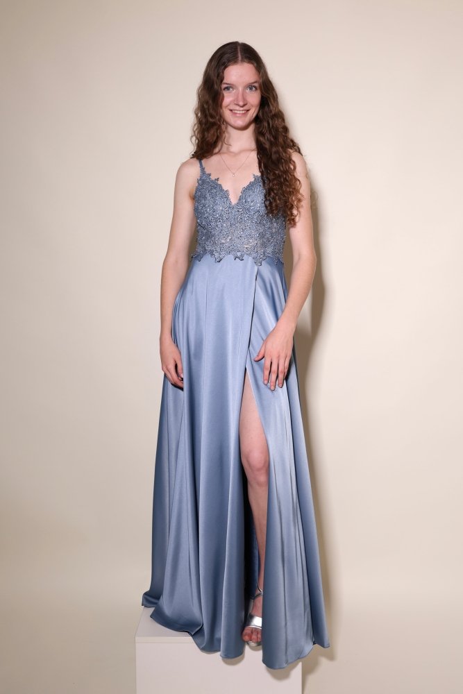 Langes Satinkleid mit Spitze und Schlitz, graublau - Dein Kleiderladen