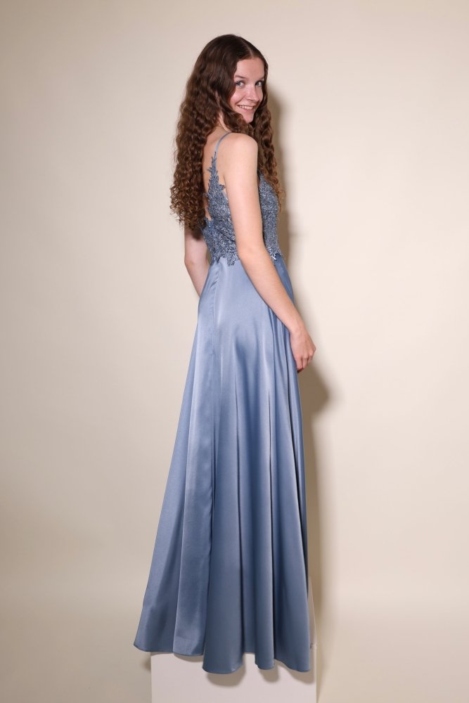 Langes Satinkleid mit Spitze und Schlitz, graublau - Dein Kleiderladen