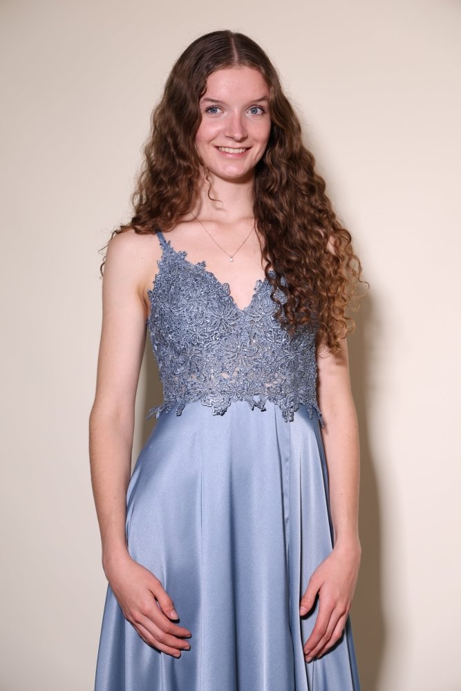 Langes Satinkleid mit Spitze und Schlitz, graublau - Dein Kleiderladen