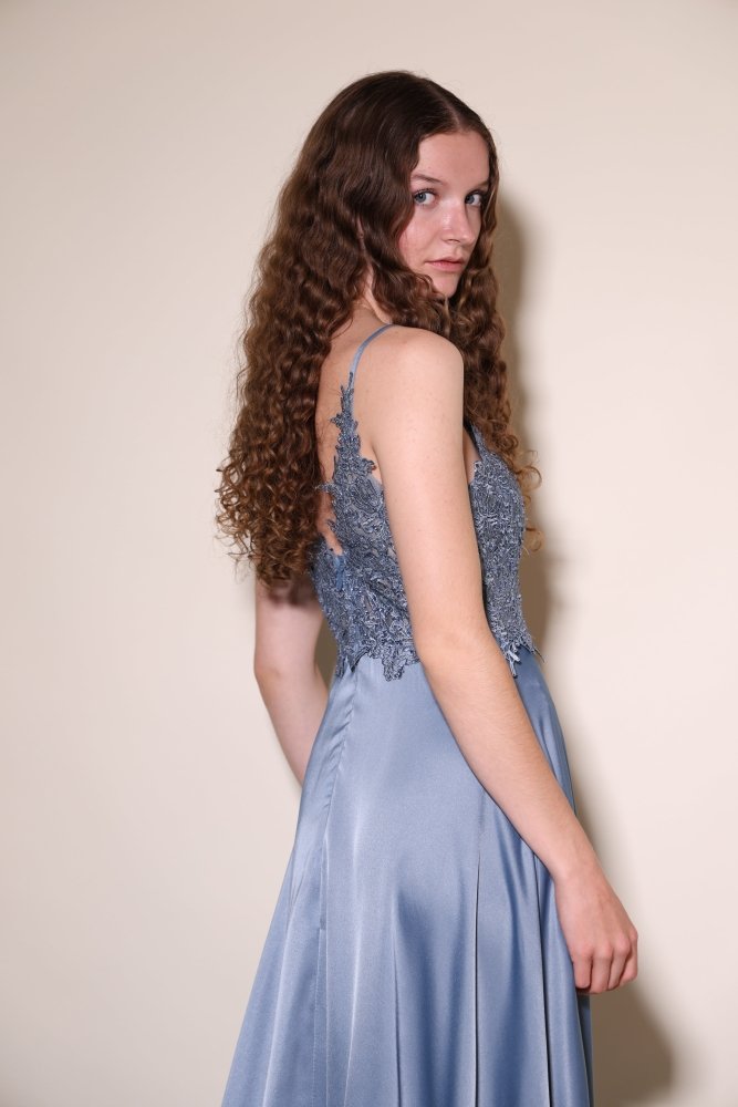 Langes Satinkleid mit Spitze und Schlitz, graublau - Dein Kleiderladen