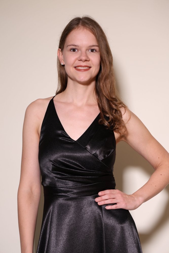 Satinkleid mit V - Ausschnitt, Schnürung und Schlitz, schwarz - Dein Kleiderladen