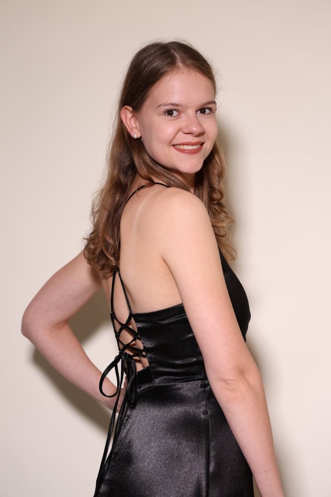 Satinkleid mit V - Ausschnitt, Schnürung und Schlitz, schwarz - Dein Kleiderladen