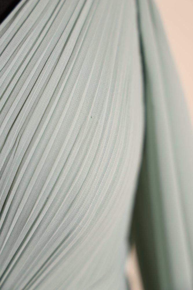 Second Hand Abendkleid mit tiefem V - Ausschnitt, langen Cape - Ärmeln und fließendem Chiffon - Maxirock, mint - Dein Kleiderladen