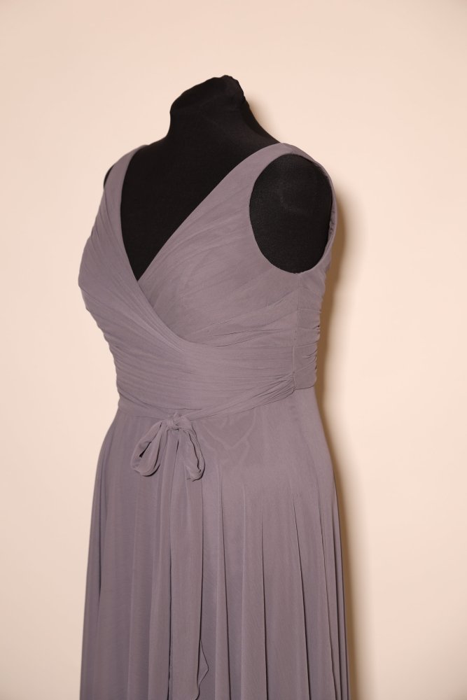 Second Hand Abendkleid mit V - Ausschnitt, Raffungen und fließendem Maxirock, dunkelgrau - Dein Kleiderladen