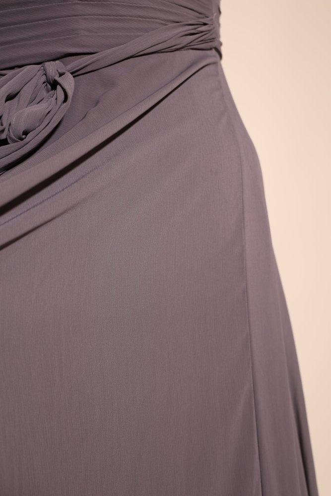 Second Hand Abendkleid mit V - Ausschnitt, Raffungen und fließendem Maxirock, dunkelgrau - Dein Kleiderladen