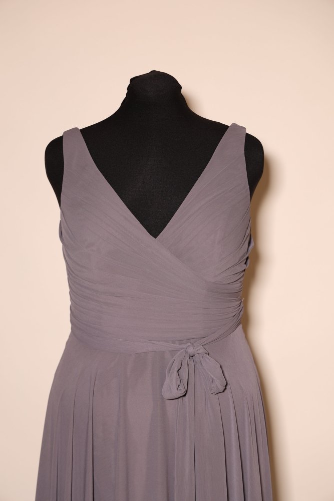 Second Hand Abendkleid mit V - Ausschnitt, Raffungen und fließendem Maxirock, dunkelgrau - Dein Kleiderladen