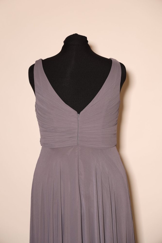 Second Hand Abendkleid mit V - Ausschnitt, Raffungen und fließendem Maxirock, dunkelgrau - Dein Kleiderladen