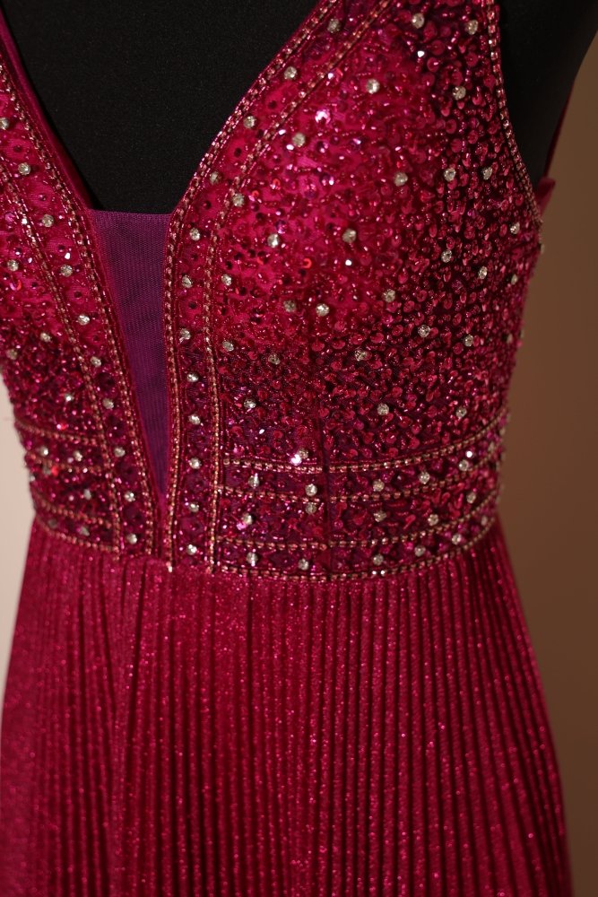 Second - Hand Chiffonkleid mit V - Ausschnitt, ausgefallenem Rückenausschnitt und Plisseerock, pink - Dein Kleiderladen