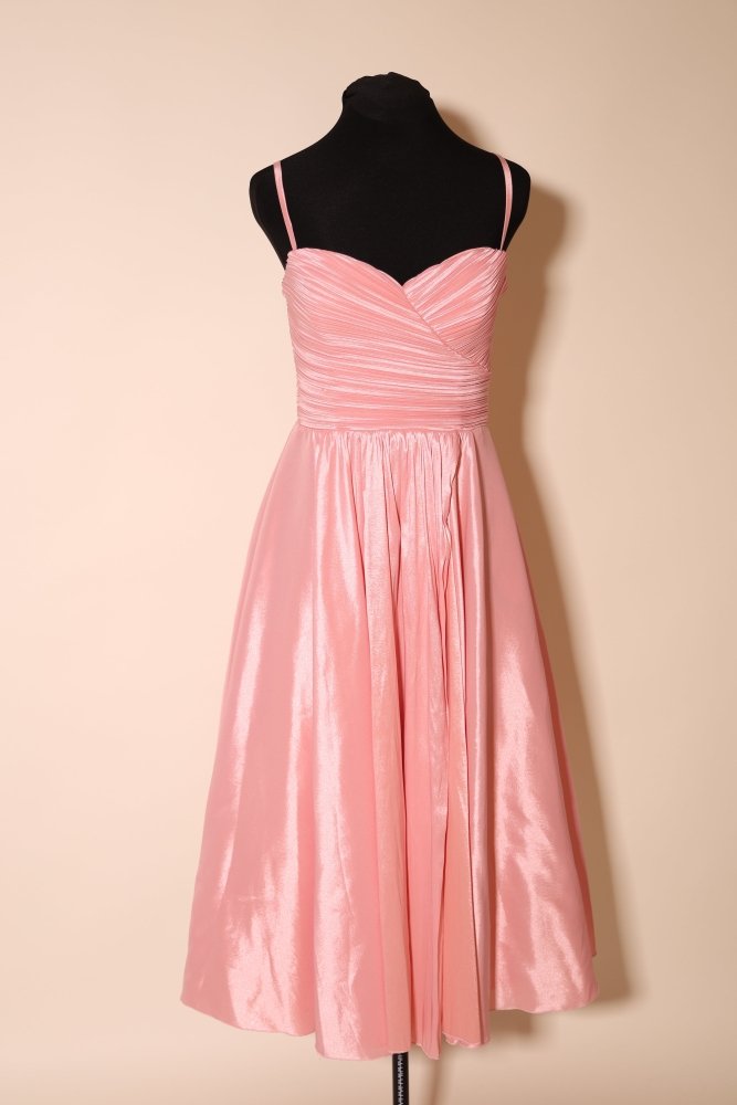 Second Hand Cocktailkleid mit Herz - Ausschnitt, feinen Raffungen und Schlitz, rosa - Dein Kleiderladen