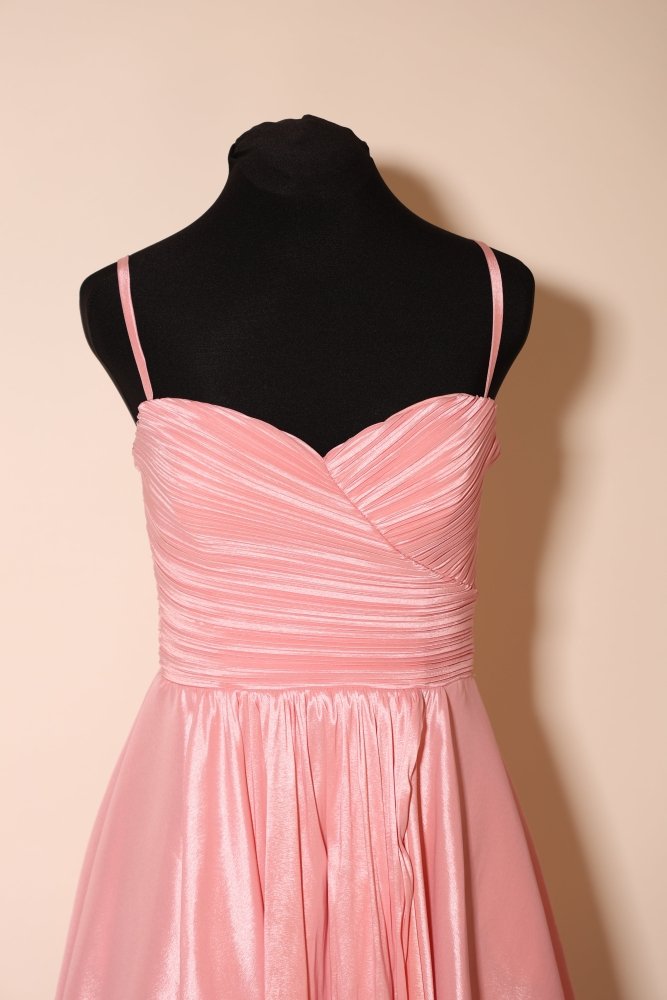 Second Hand Cocktailkleid mit Herz - Ausschnitt, feinen Raffungen und Schlitz, rosa - Dein Kleiderladen