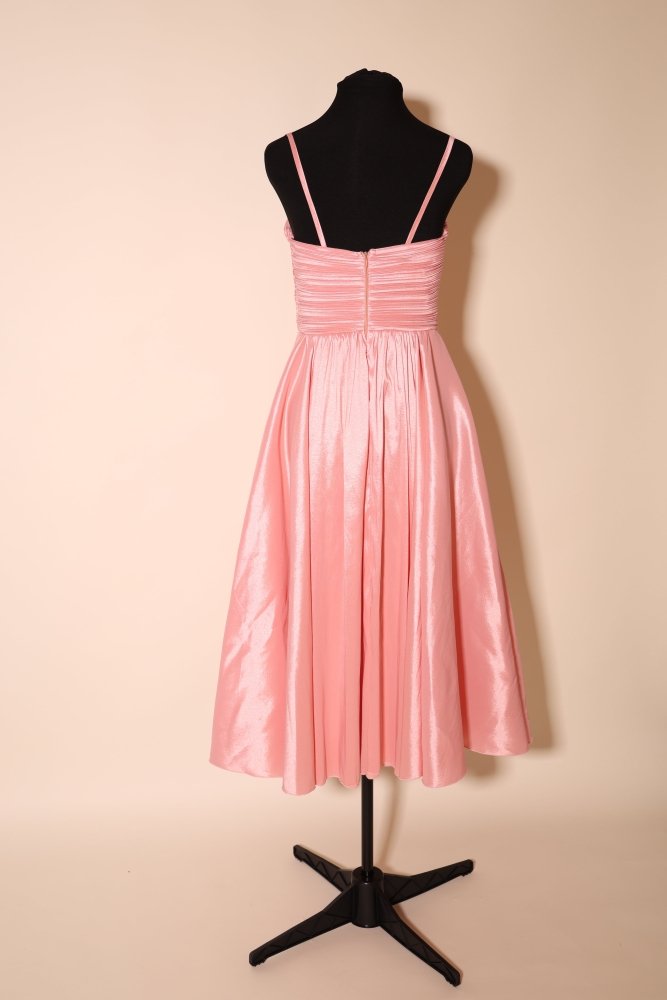 Second Hand Cocktailkleid mit Herz - Ausschnitt, feinen Raffungen und Schlitz, rosa - Dein Kleiderladen