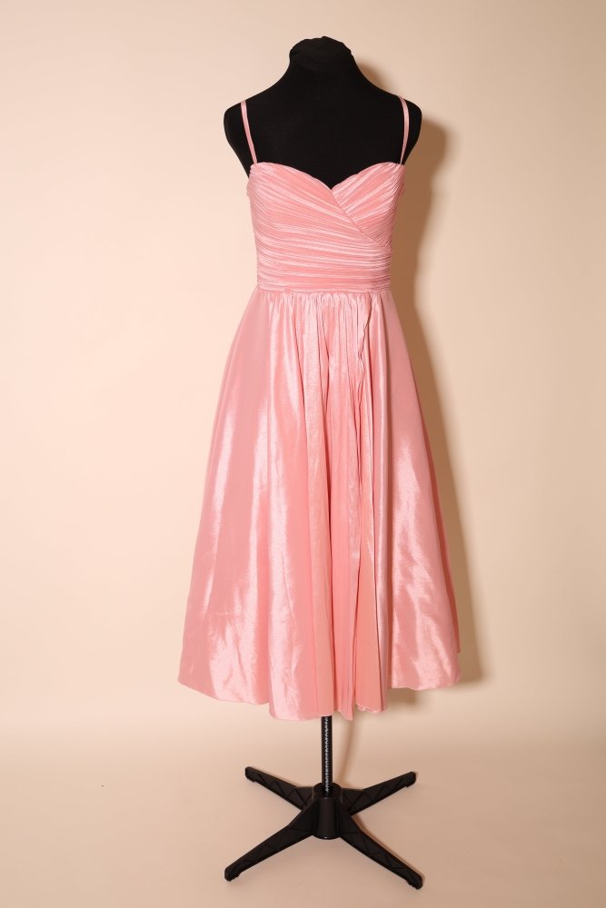 Second Hand Cocktailkleid mit Herz - Ausschnitt, feinen Raffungen und Schlitz, rosa - Dein Kleiderladen