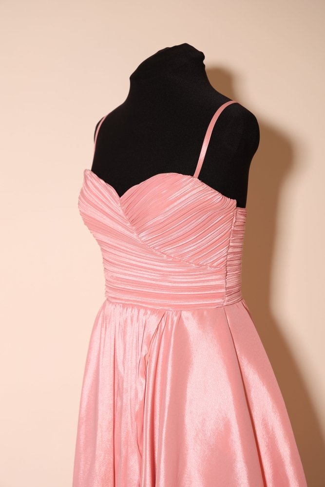 Second Hand Cocktailkleid mit Herz - Ausschnitt, feinen Raffungen und Schlitz, rosa - Dein Kleiderladen