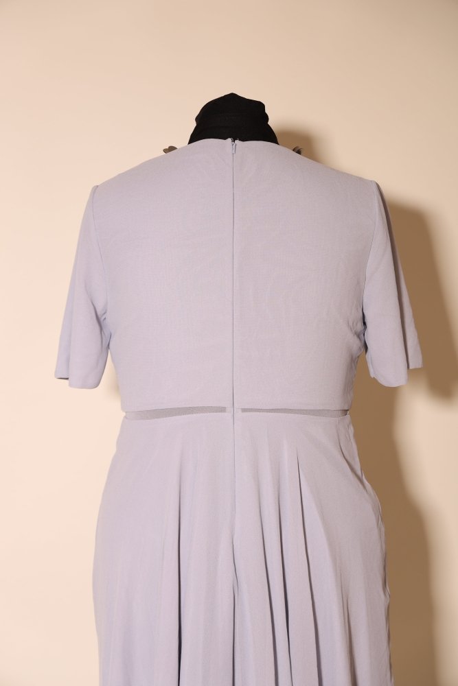 Second Hand Cocktailkleid mit rundem Ausschnitt und schwingendem Chiffon - Midirock, hellgrau - Dein Kleiderladen