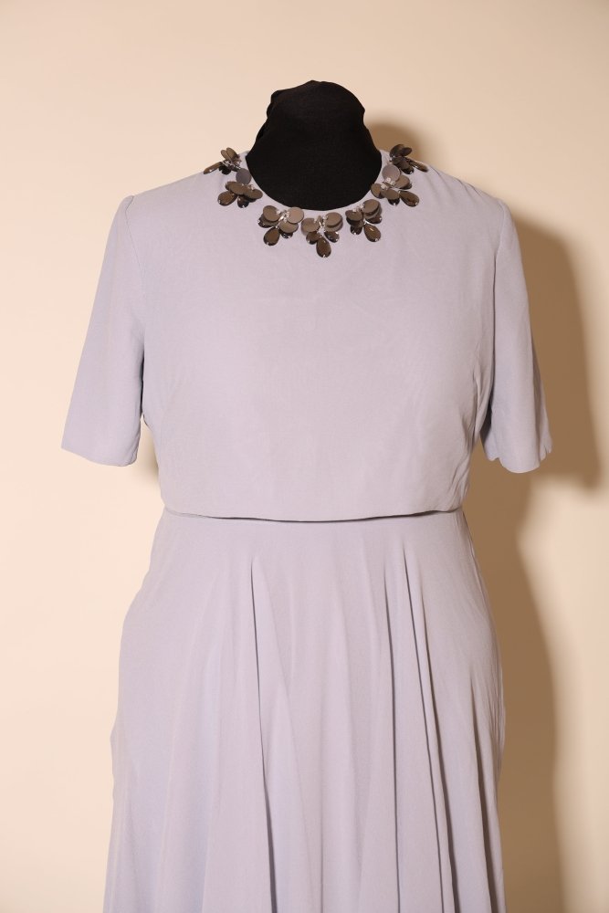 Second Hand Cocktailkleid mit rundem Ausschnitt und schwingendem Chiffon - Midirock, hellgrau - Dein Kleiderladen