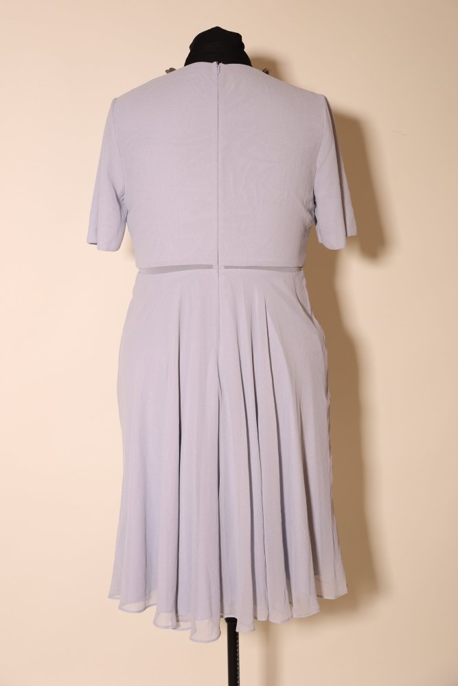 Second Hand Cocktailkleid mit rundem Ausschnitt und schwingendem Chiffon - Midirock, hellgrau - Dein Kleiderladen