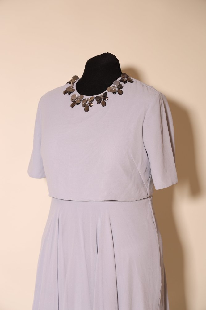 Second Hand Cocktailkleid mit rundem Ausschnitt und schwingendem Chiffon - Midirock, hellgrau - Dein Kleiderladen