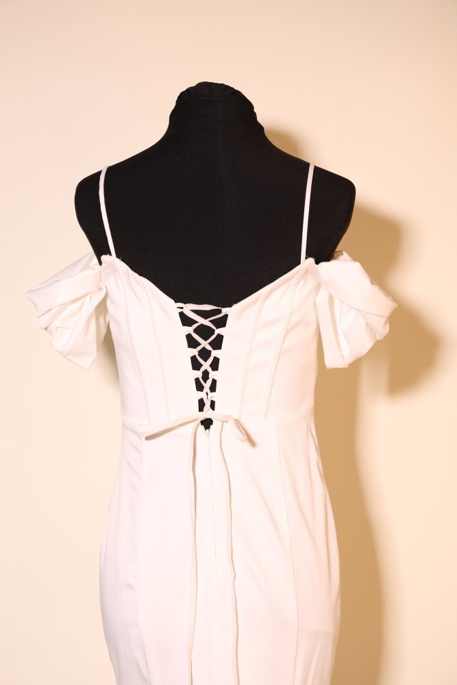 Second Hand enges Satinbrautkleid mit Off - Shoulder Trägern und Rückenschnürung, ivory - Dein Kleiderladen