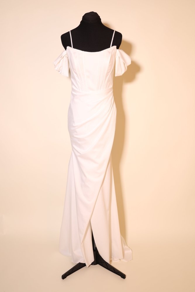 Second Hand enges Satinbrautkleid mit Off - Shoulder Trägern und Rückenschnürung, ivory - Dein Kleiderladen