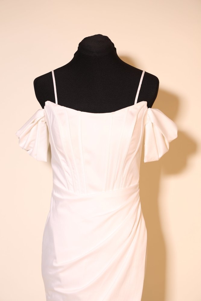 Second Hand enges Satinbrautkleid mit Off - Shoulder Trägern und Rückenschnürung, ivory - Dein Kleiderladen