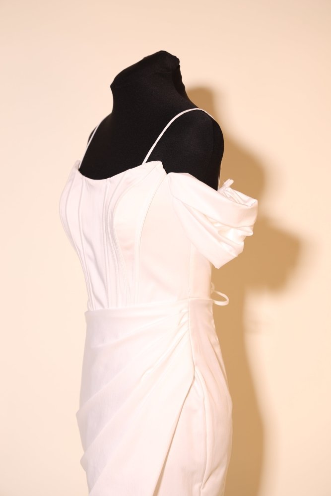 Second Hand enges Satinbrautkleid mit Off - Shoulder Trägern und Rückenschnürung, ivory - Dein Kleiderladen
