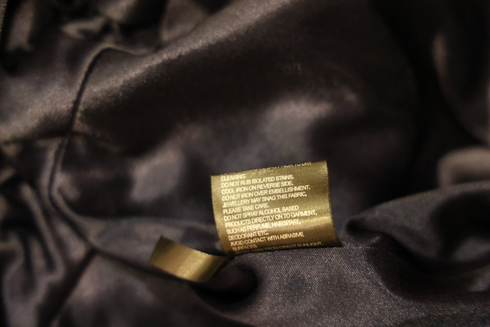 Second Hand hochgeschlossenes Abendkleid mit funkelndem Kragen und fließendem Maxirock, dunkelblau - Dein Kleiderladen