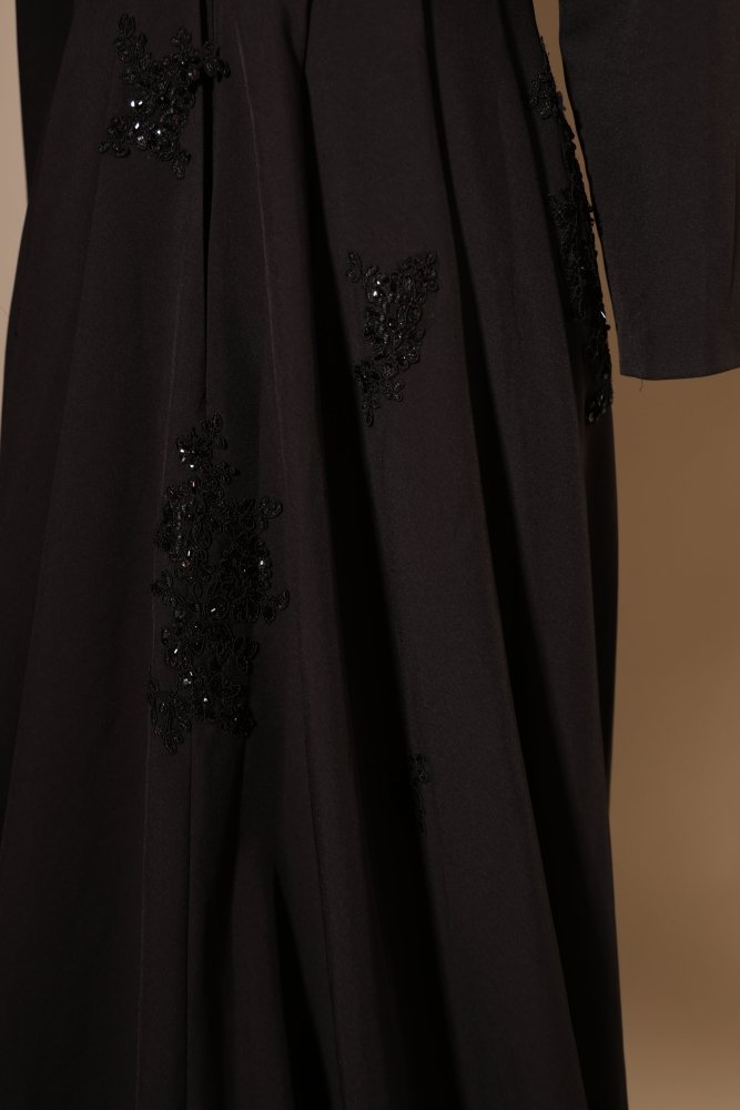 Second Hand langärmeliges Abendkleid mit Stehkragen und dezenten Applikationen, schwarz - Dein Kleiderladen