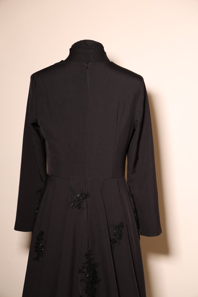 Second Hand langärmeliges Abendkleid mit Stehkragen und dezenten Applikationen, schwarz - Dein Kleiderladen