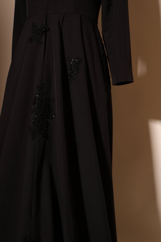 Second Hand langärmeliges Abendkleid mit Stehkragen und dezenten Applikationen, schwarz - Dein Kleiderladen