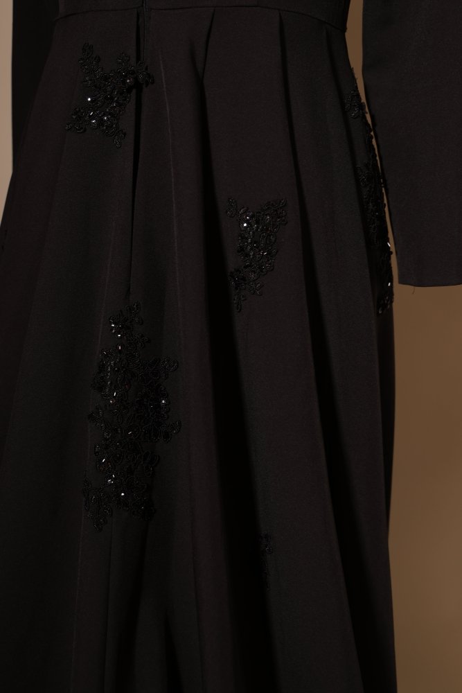 Second Hand langärmeliges Abendkleid mit Stehkragen und dezenten Applikationen, schwarz - Dein Kleiderladen