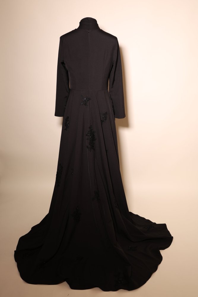 Second Hand langärmeliges Abendkleid mit Stehkragen und dezenten Applikationen, schwarz - Dein Kleiderladen