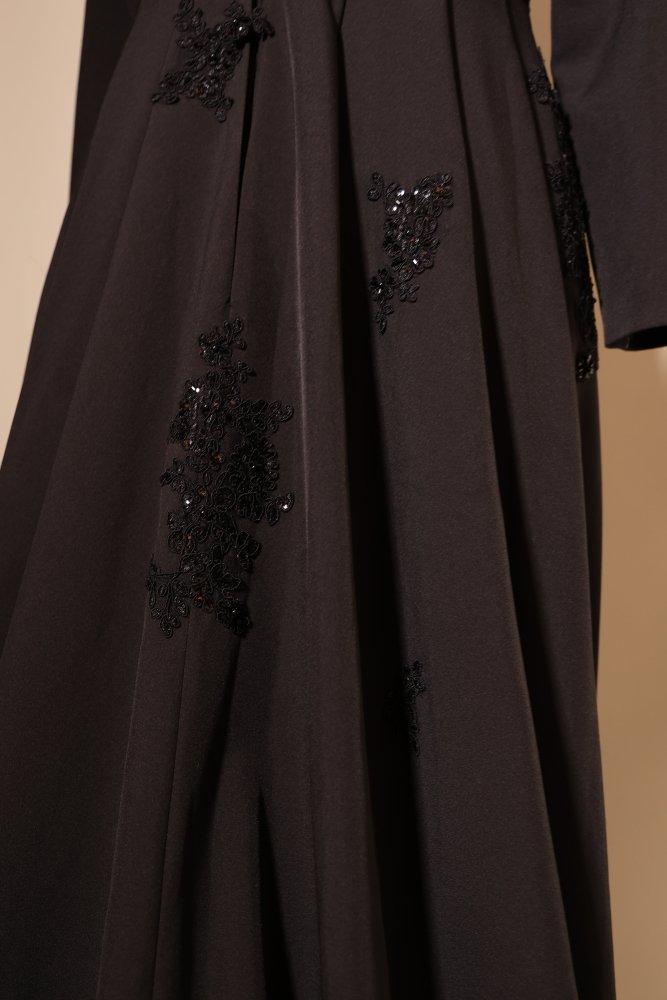 Second Hand langärmeliges Abendkleid mit Stehkragen und dezenten Applikationen, schwarz - Dein Kleiderladen