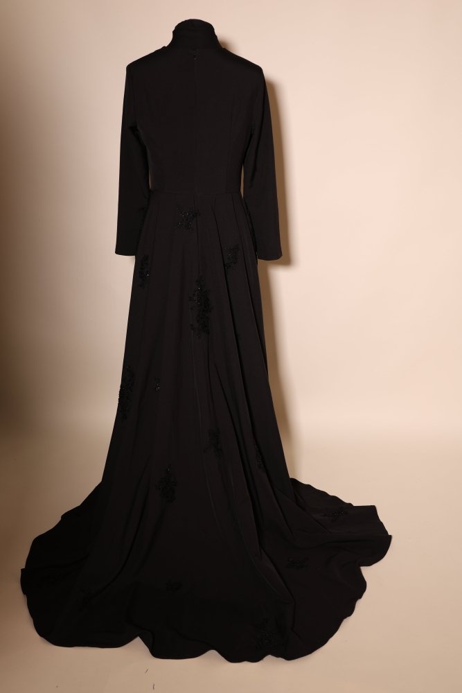 Second Hand langärmeliges Abendkleid mit Stehkragen und dezenten Applikationen, schwarz - Dein Kleiderladen