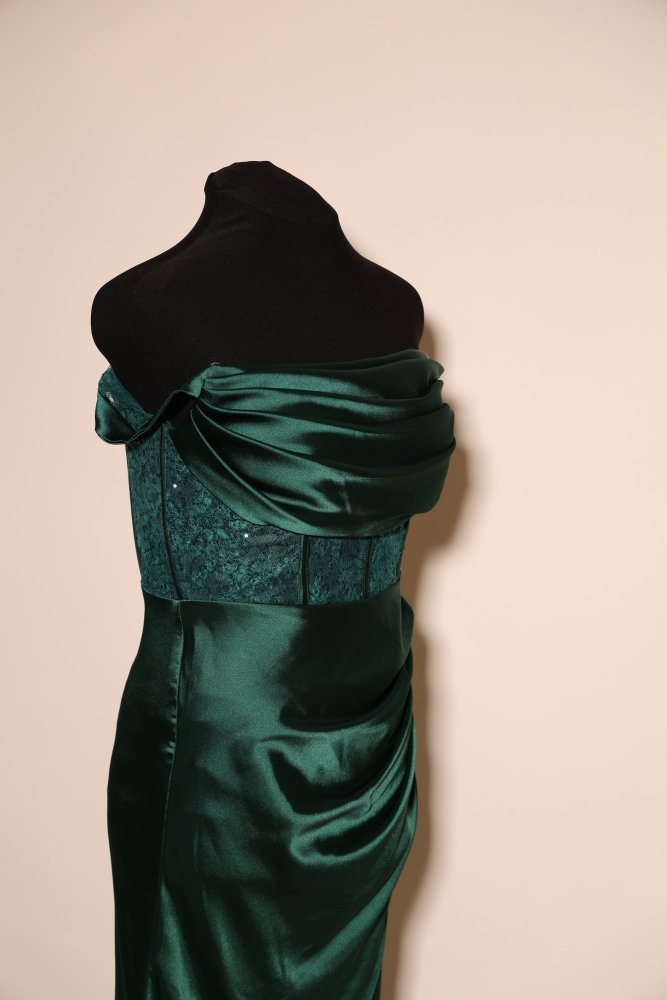 Second - Hand Off - Shoulder Satinkleid mit Korsettoptik und Beinschlitz, dunkelgrün - Dein Kleiderladen