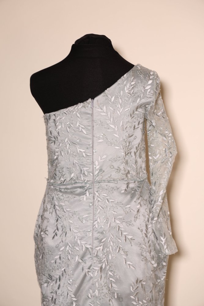 Second Hand One - Shoulder - Abendkleid mit Spitzenstickerei und Schlitz, silbergrau - Dein Kleiderladen