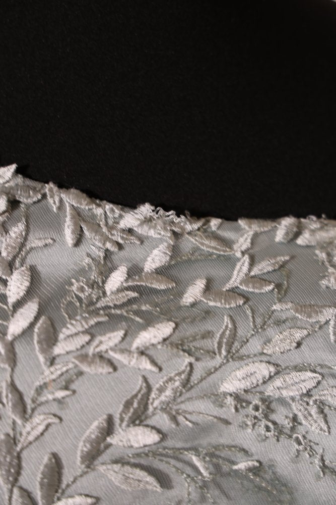 Second Hand One - Shoulder - Abendkleid mit Spitzenstickerei und Schlitz, silbergrau - Dein Kleiderladen