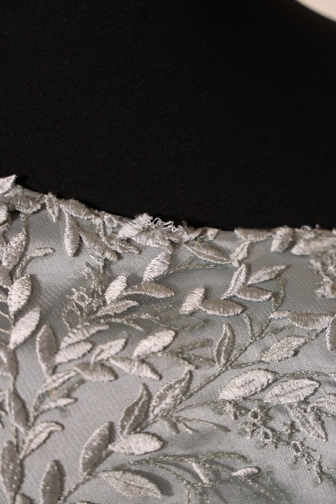 Second Hand One - Shoulder - Abendkleid mit Spitzenstickerei und Schlitz, silbergrau - Dein Kleiderladen