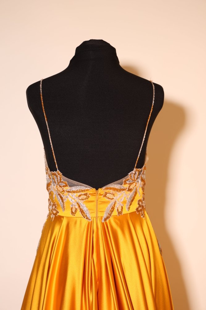 Second Hand Satinkleid mit Tüllunterrock und Rückenausschnitt, gelb - Dein Kleiderladen