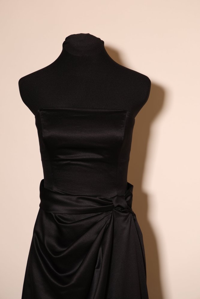 Second Hand schulterfreies Bandeau - Abendkleid mit drapiertem Satin - Maxirock, schwarz - Dein Kleiderladen