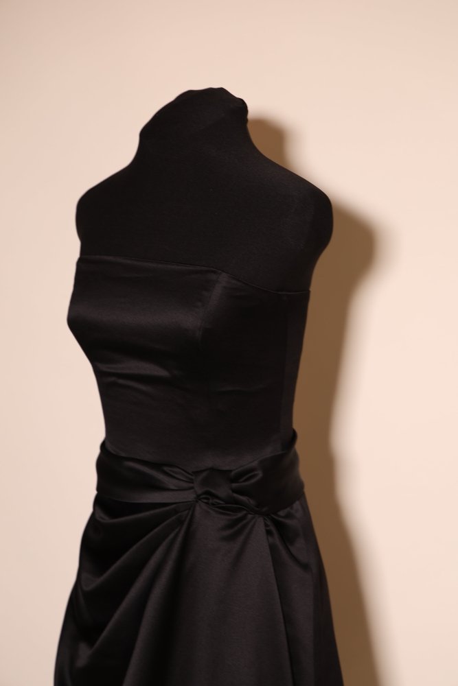 Second Hand schulterfreies Bandeau - Abendkleid mit drapiertem Satin - Maxirock, schwarz - Dein Kleiderladen