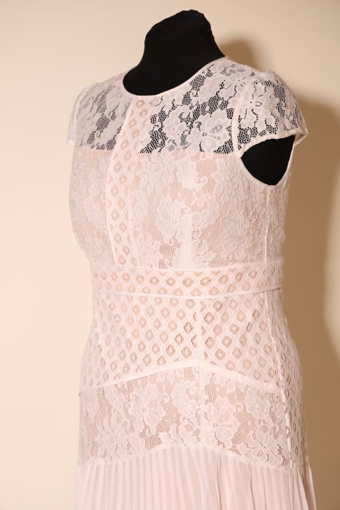 Second Hand Spitzenbrautkleid mit Rundhalsausschnitt und plissiertem Chiffonrock, beige - Dein Kleiderladen