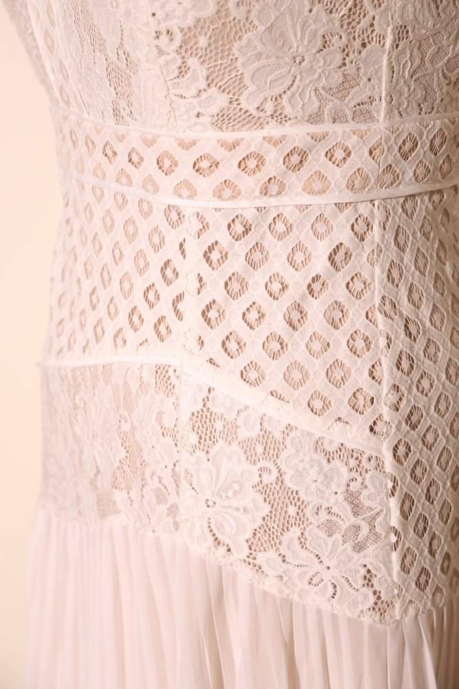 Second Hand Spitzenbrautkleid mit Rundhalsausschnitt und plissiertem Chiffonrock, beige - Dein Kleiderladen